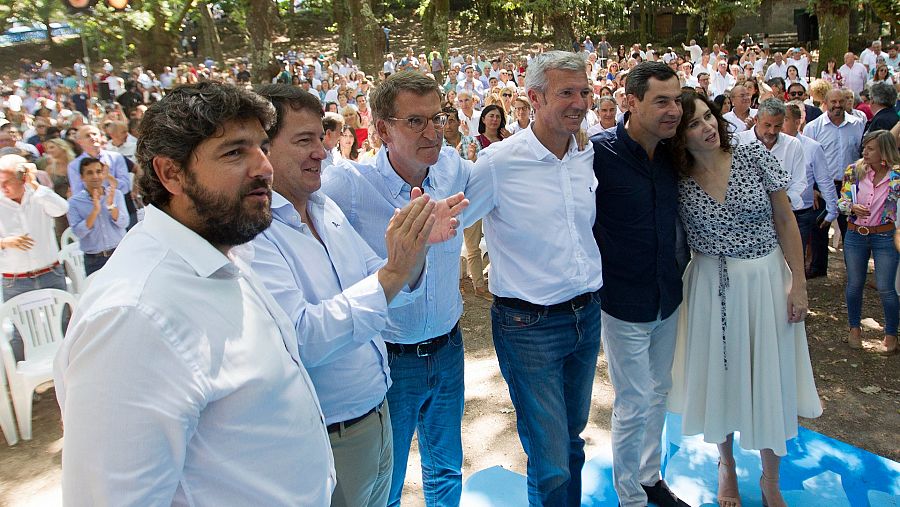 El presidente del PP, Alberto Núñez Feijóo, en el centro, junto a los presidentes de Murcia, Castilla y León, Galicia, Andalucía y Madrid. 