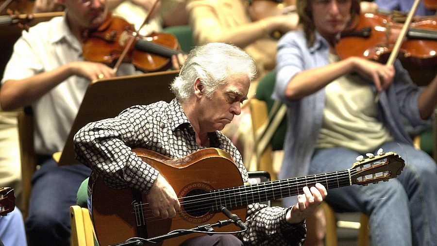 Manolo Sanlúcar interpreta en Sevilla el concierto para guitarra y orquesta 'Medea' en 2002.