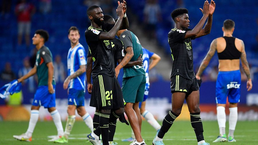 Imagen: Tchouameni (d) y Rudiger (i) saludan al público madridista