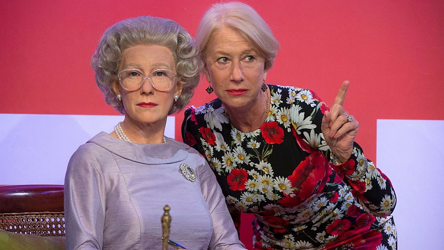 Helen Mirren junto a su figura de cera como la reina Isabel II