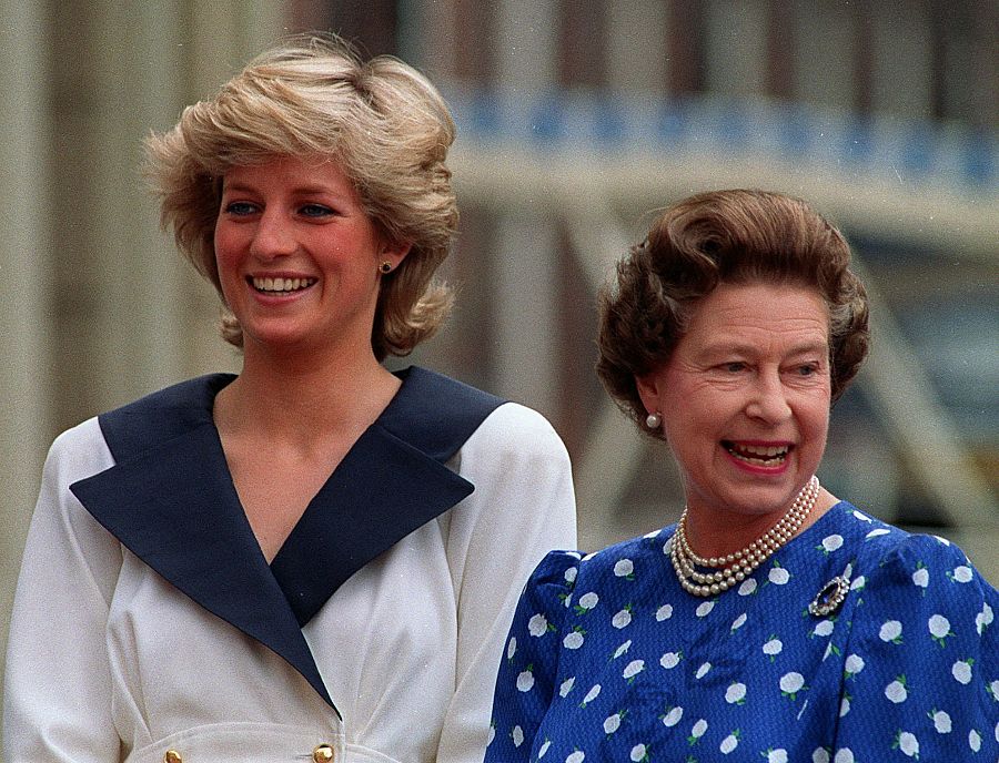 Lady Di sonríe junto a la reina Isabel II