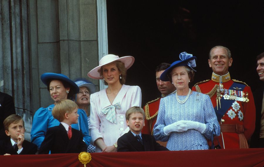 Imagen de Diana de Gales junto al resto de la familia real británica
