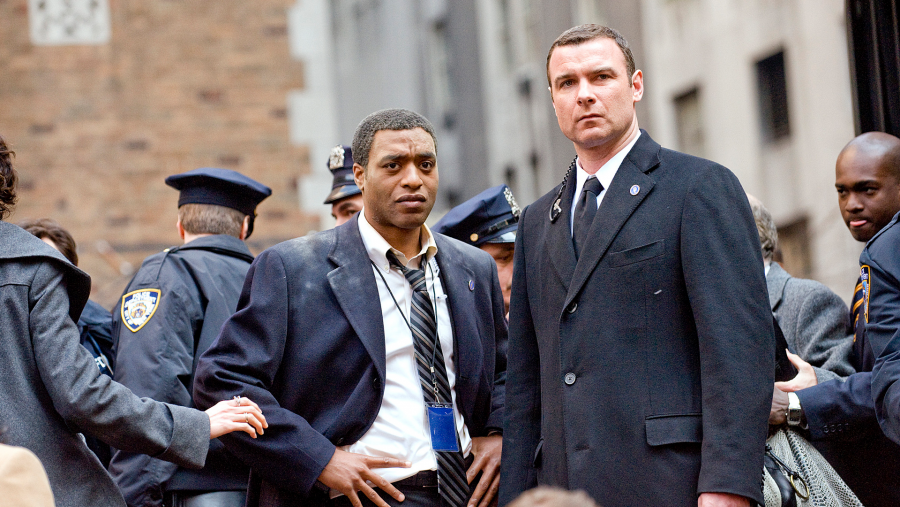 Chiwetel Ejiofor y Liev Schreiber en una escena de 'Salt' (2010)