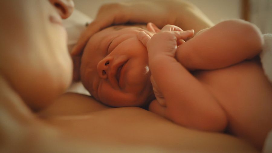 Al nacer, aunque apenas vemos, distinguimos el rostro de la madre de los demás