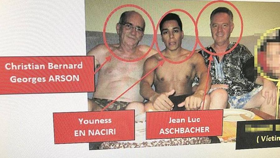 Los tres líderes de la red junto a una víctima en una imagen recuperada por los Mossos