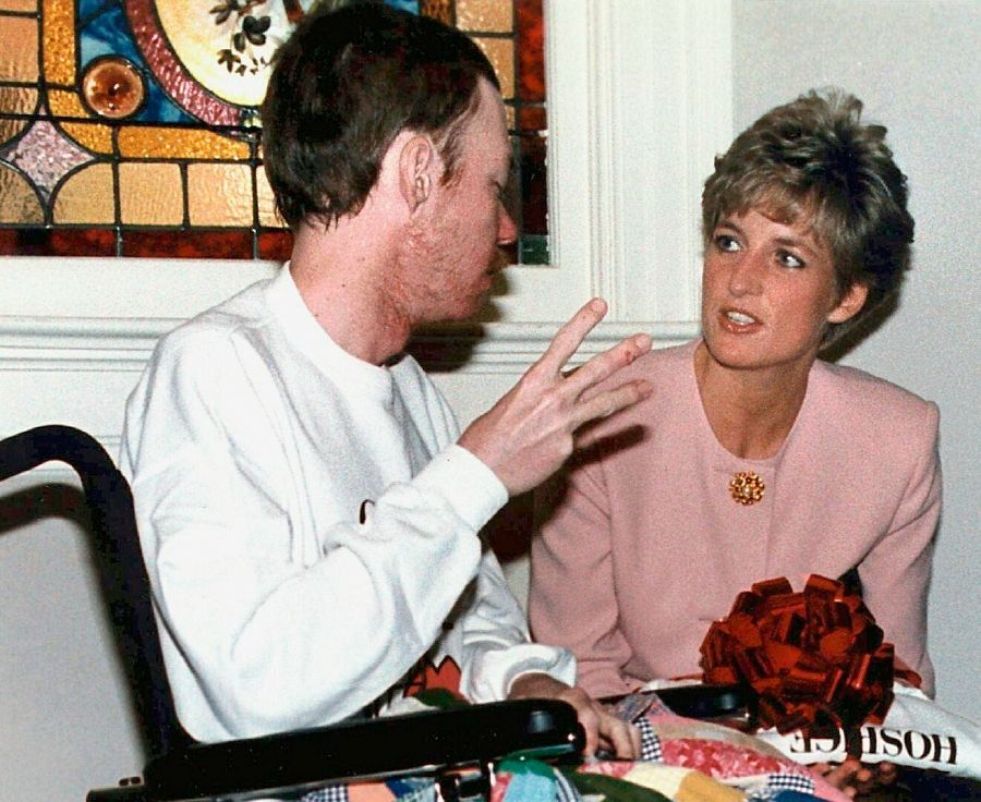La princesa de Gales habla con un paciente de SIDA en Toronto en 1991