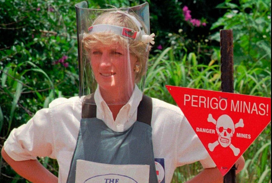 La princesa de Gales en un terreno repleto de minas en Angola en 1997