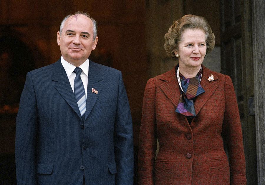 Mijaíl Gorbachov, junto a Margaret Thatcher