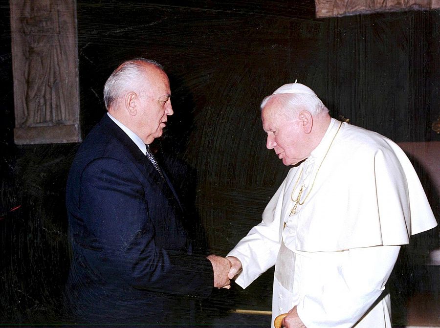 Gorbachov saluda al papa en el Vaticano