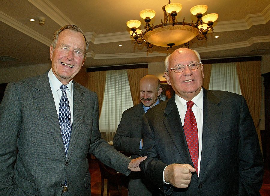 George Bush y Mijaíl Gorbachov, durante su encuentro en Moscú en 2003