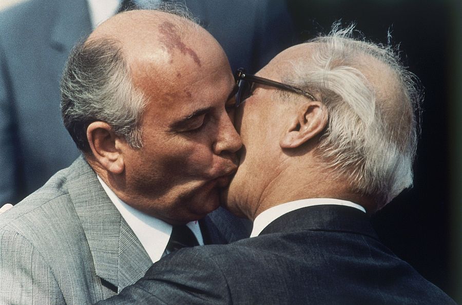 Mijaíl Gorbachov saluda al presidente de la República Democrática Alemana, Erich Honecker