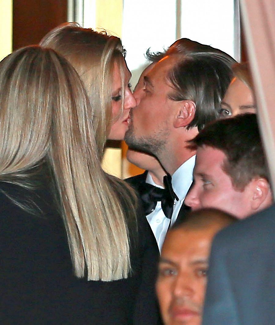 La modelo Toni Garrn besa a Leonardo DiCaprio