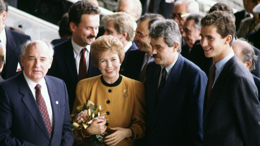 Raísa y Mijaíl Gorbachov durante una visita a Barcelona, junto a Pasqual Maragall y el entonces Príncipe Felipe