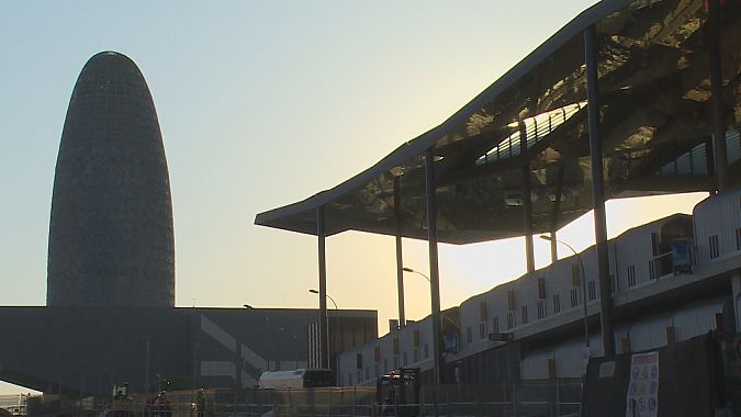 A contraluz, a la izquierda de la imágen se ve la torre Ágbar de Barcelona y a la derecha parte del edificio de la Feria de Bellcaire, más conocida como Els Encants