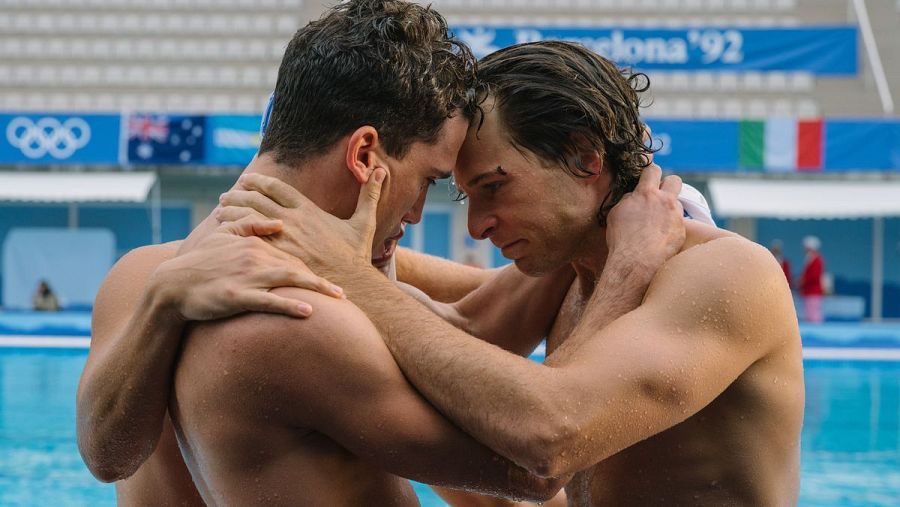 Álvaro Cervantes y Jaime Lorente en '42 segundos' (2022)