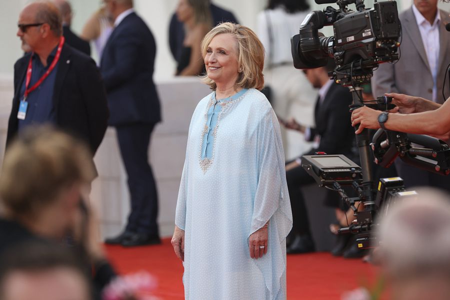 Hilary Clinton posa en la premier de 'White Noise'. Festival de Venecia 2022