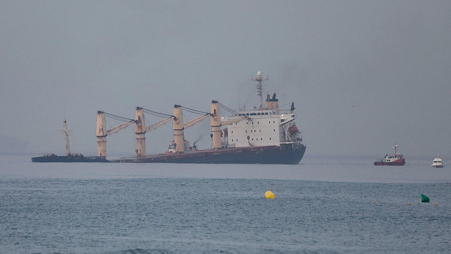 El buque OS35, varado en el Bahía de Algeciras, tras chocar con otra nave durante una maniobra 
