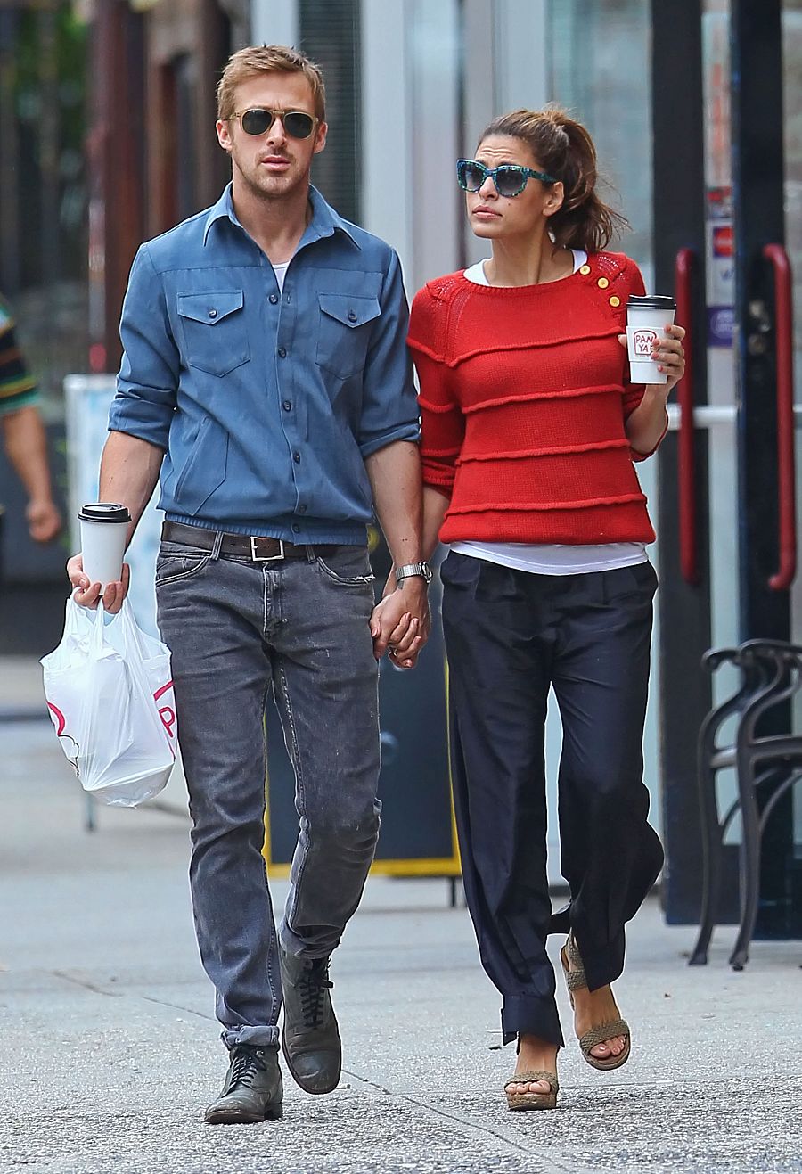 Ryan Gosling y Eva Mendes paseando de la mano por las calle de Nueva York