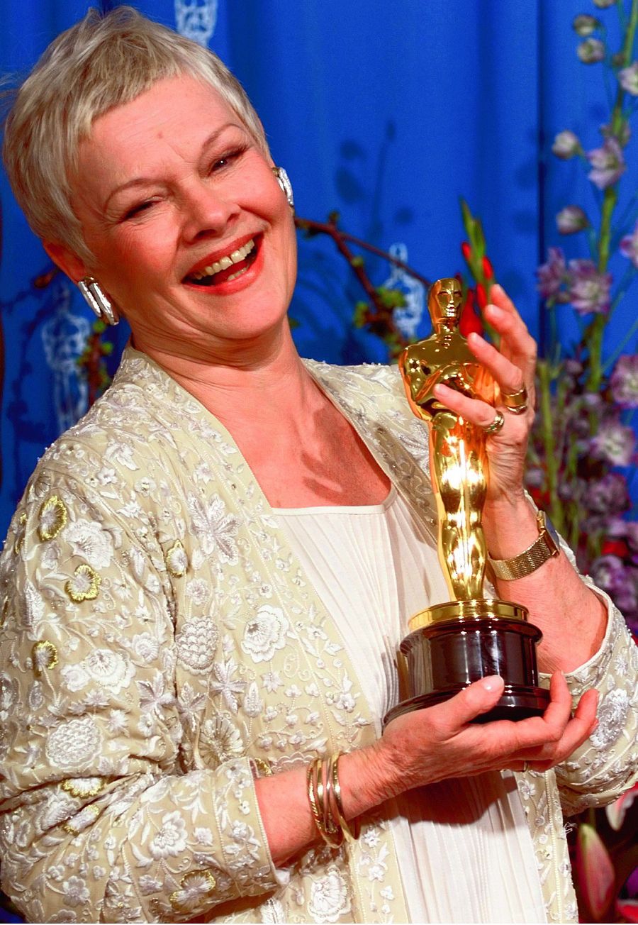 Judi Dench con el Oscar en 1999