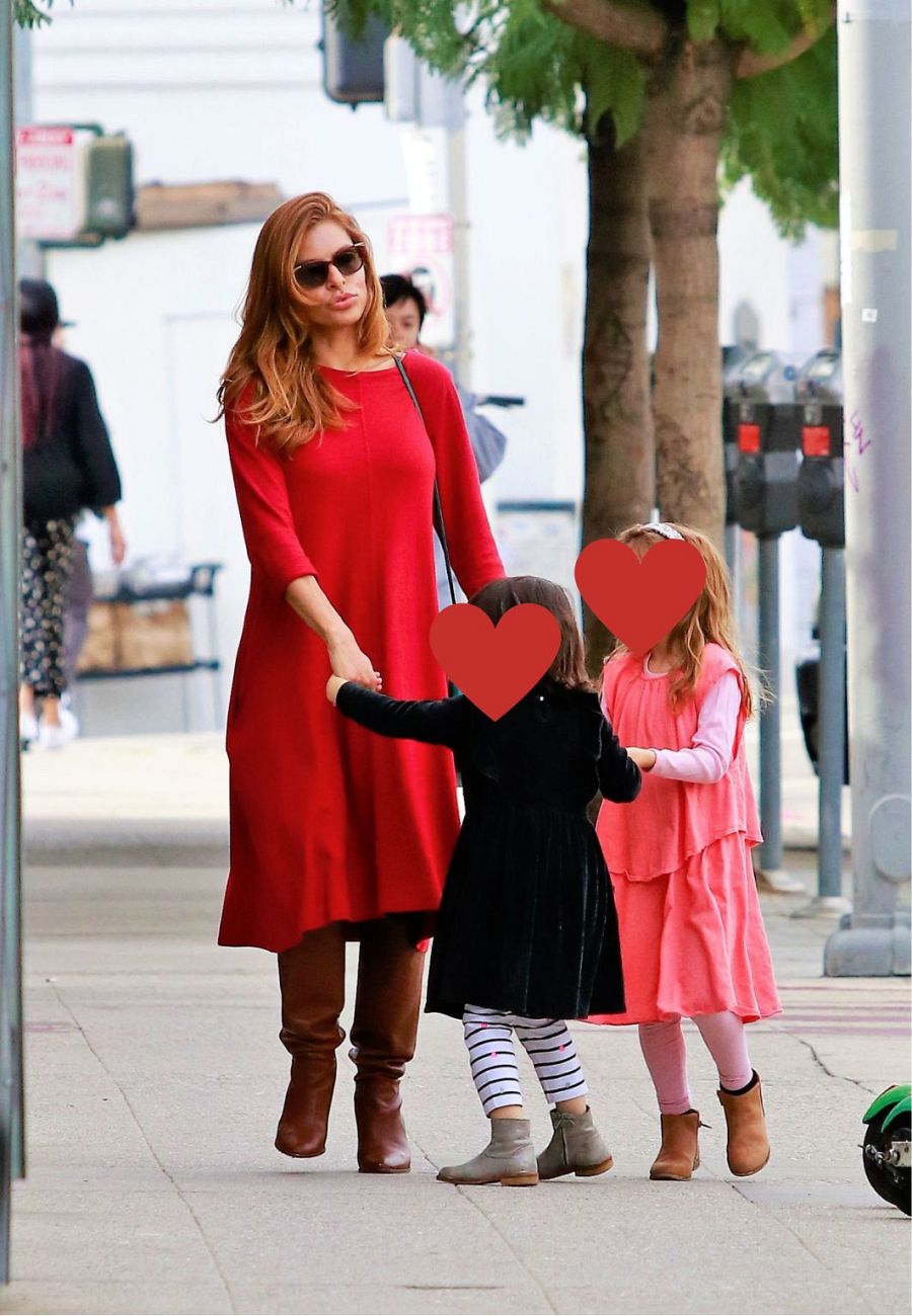 Eva Mendes con sus dos hijas paseando por la calle