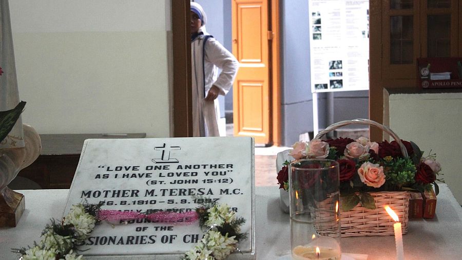 Detalle de la sepultura de santa Teresa de Calcuta.