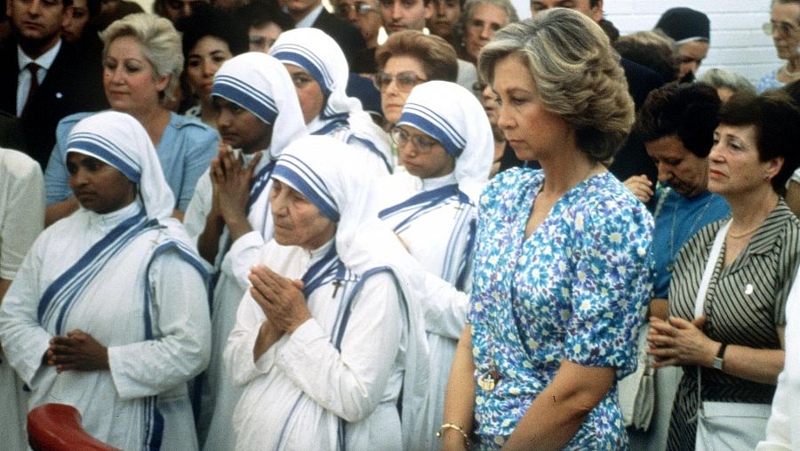La reina Sofía y la madre Teresa de Calcuta, en 1986, durante la inaguración en Madrid de una casa de acogida.
