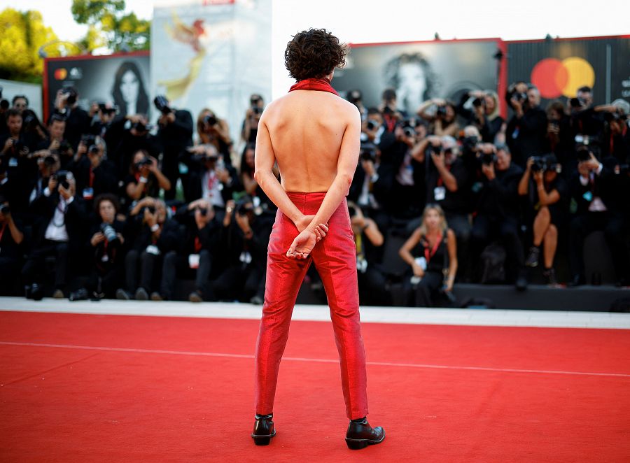 El look de Timothée Chalamet en el Festival de Venecia 2022 por detrás