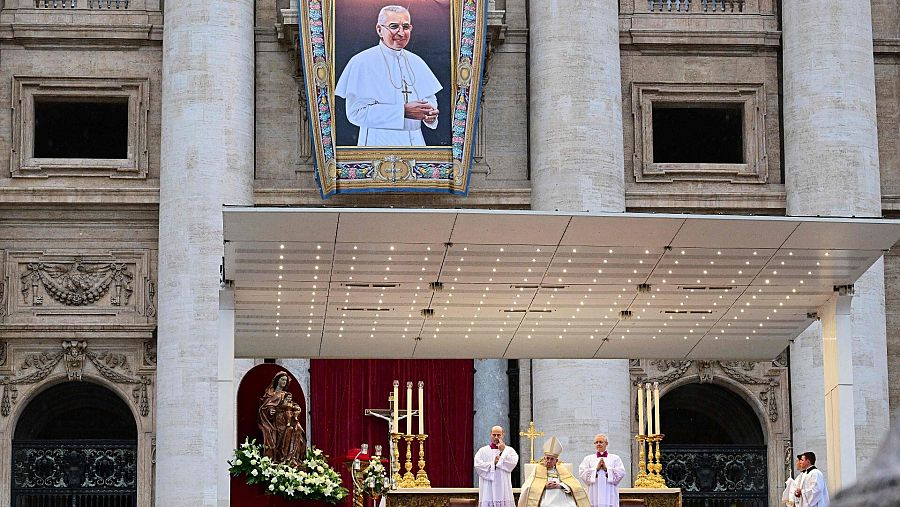 Un mural muestra la imagen de Juan Pablo I durante la ceremonia de beatificación presidida por el papa Francisco.