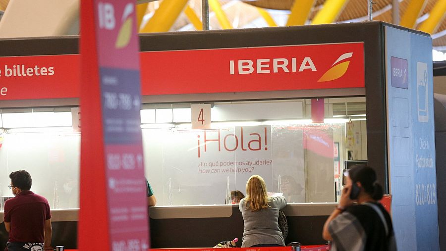 Una pasajera pide información en un mostrador de Iberia