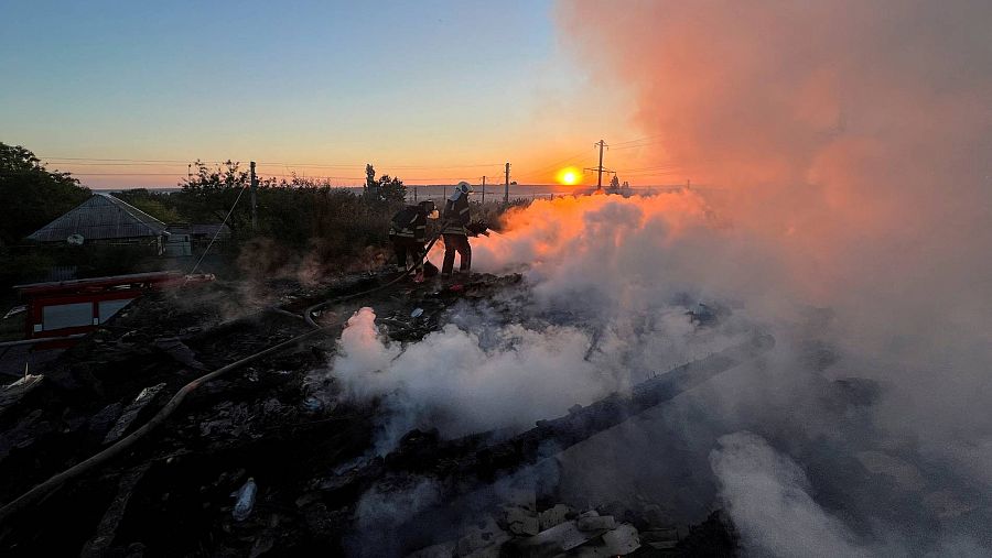 Bomberos ucranianos apagan el fuego provocado por un ataque ruso en Bakhmut, en la región de Donetsk