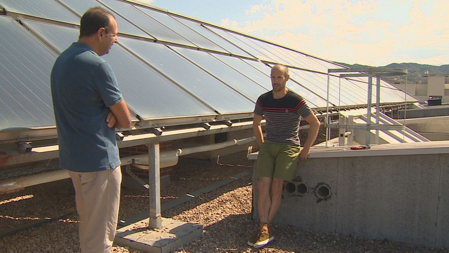 Alejandro Caballero entrevista a un vecino de Sarriguren