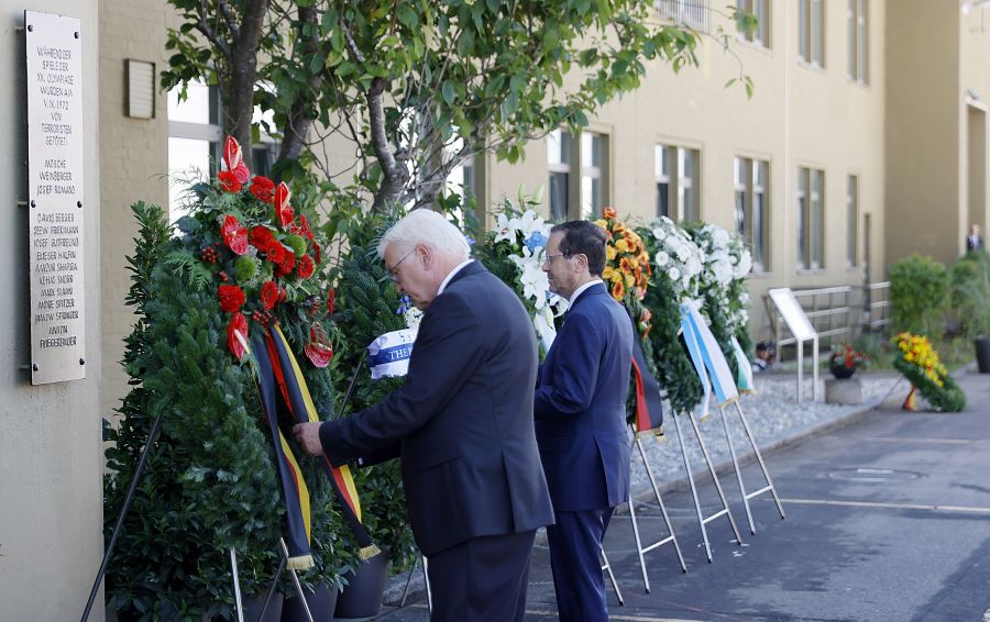 Isaac Herzog (derecha) y Frank-Walter Steinmeier (izquierda), colocan una corona de flores por las víctimas durante la conmemoración