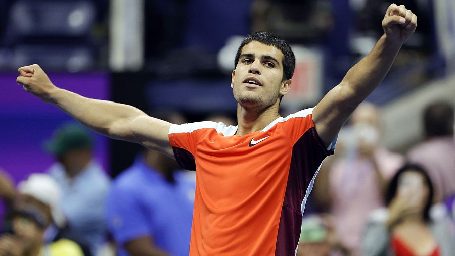 Carlos Alcaraz celebra su victoria ante Marin Cilic en el US Open.