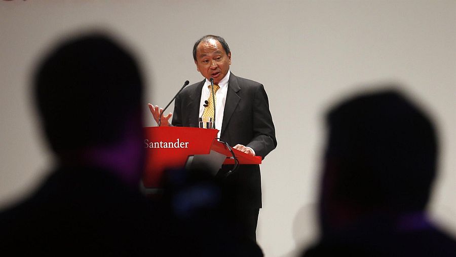 Fukuyama habla en un ambón entre dos sombras de cabezas del público.