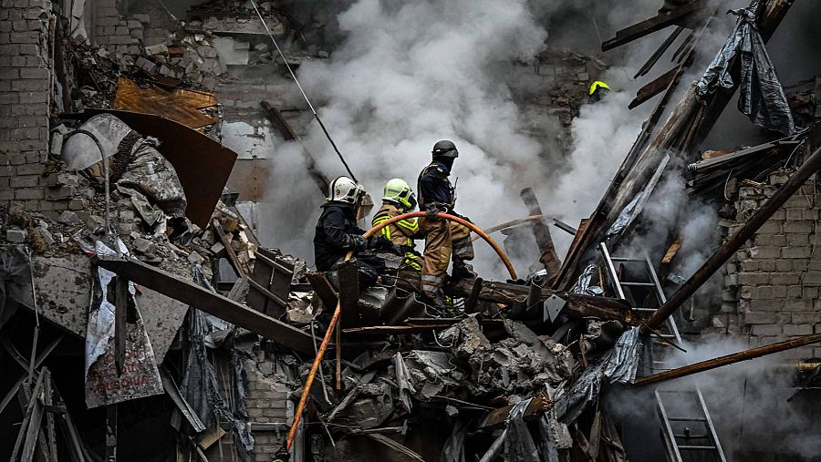 Bomberos ucranianos apagan un incendio tras el bombardeo contra un bloque de apartamentos en Jarkov