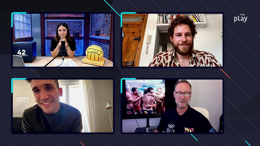 Jaime Lorente, Álvaro Cervantes y Pedro García Aguado en un encuentro con Raquel Elices para RTVE Play