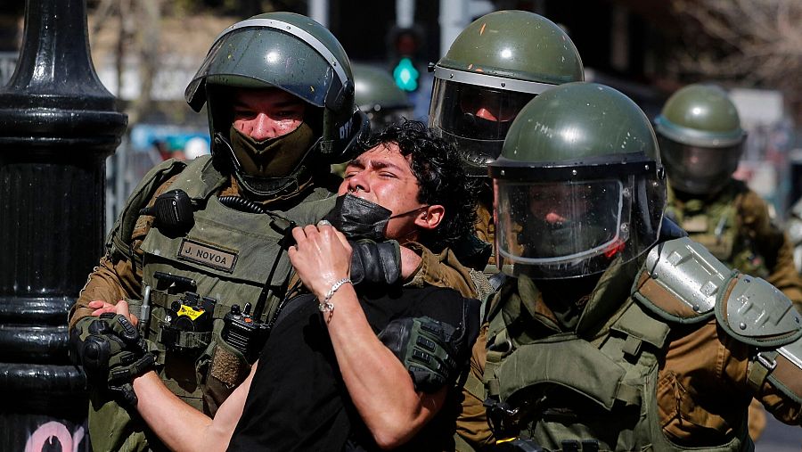 La Policía antidisturbios detiene a un estudiante durante una protesta frente al palacio de La Moneda, en Chile