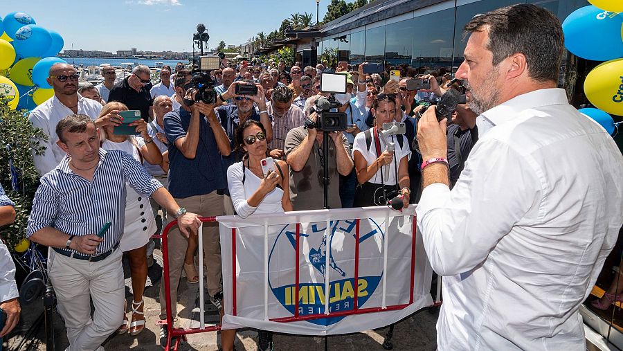 El senador italiano y líder de la Liga Norte, Matteo Salvini, da un mitin en Messina, Sicilia. EFE/EPA/CARMELO IMBESI