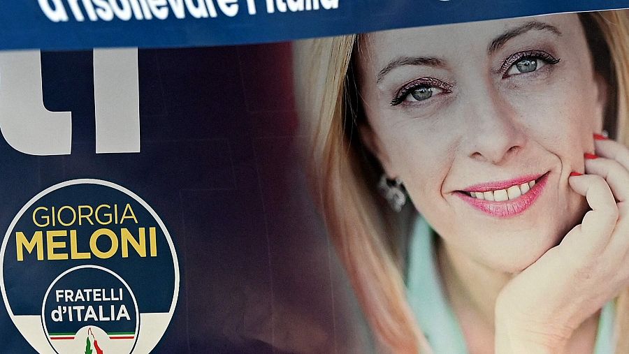 Cartel electoral de Fratelli d'Italia (Hermanos de Italia) con su líder, Giorgia Meloni. Foto: Vincenzo PINTO / AFP
