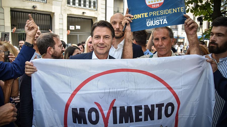 El líder del Movimiento 5 Estrellas, Giuseppe Conte, con partidarios en un acto en Milán. EFE/EPA/Matteo Corner