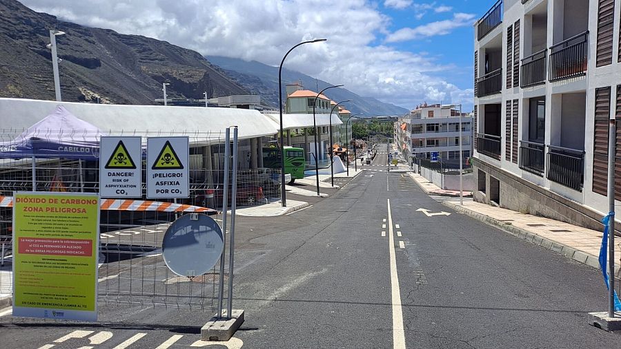 Vigilancia en el acceso a Puerto Naos donde los gases siguen siendo tóxicos