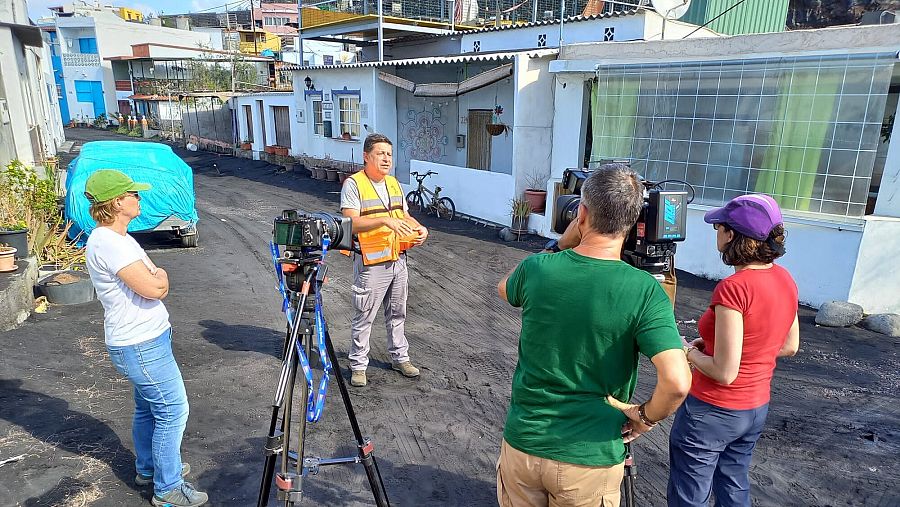 El equipo de 'En Portada' grabando una entrevista en el barrio de La Bombilla