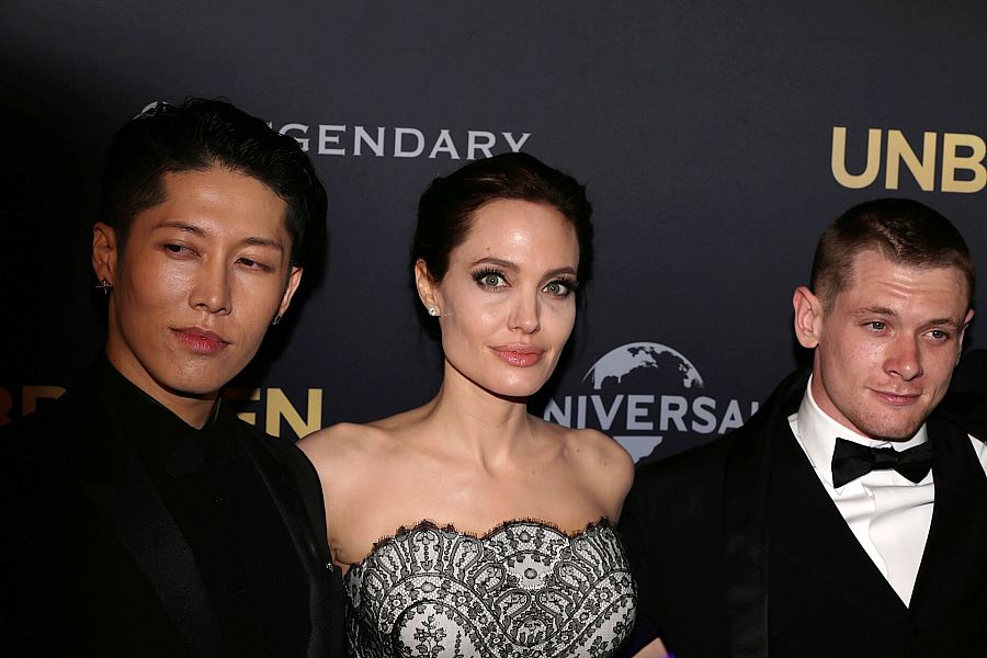 Angelina Jolie posa con Jack O'Connell y Miyavi