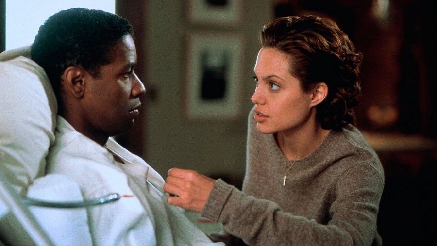 Angelina Jolie y Denzel Washington protagonizan 'El coleccionista de huesos' (1999)