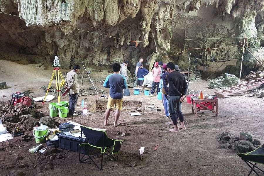 El equipo investigador en la cueva de Kalimantan Oriental, Borneo, Indonesia, donde encontraron el esqueleto en 2020.