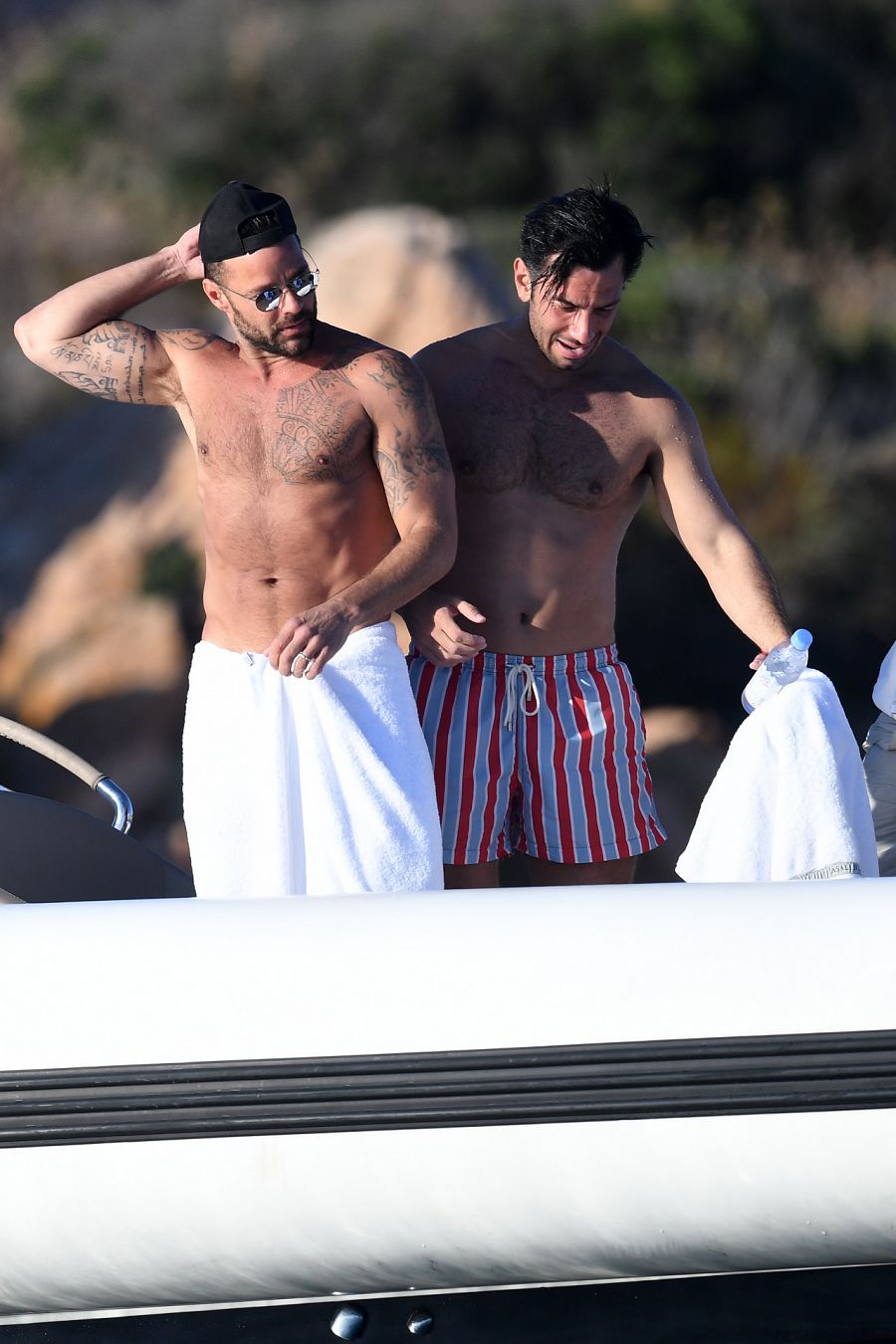 Ricky Martin con Jwan Yosef en un barco