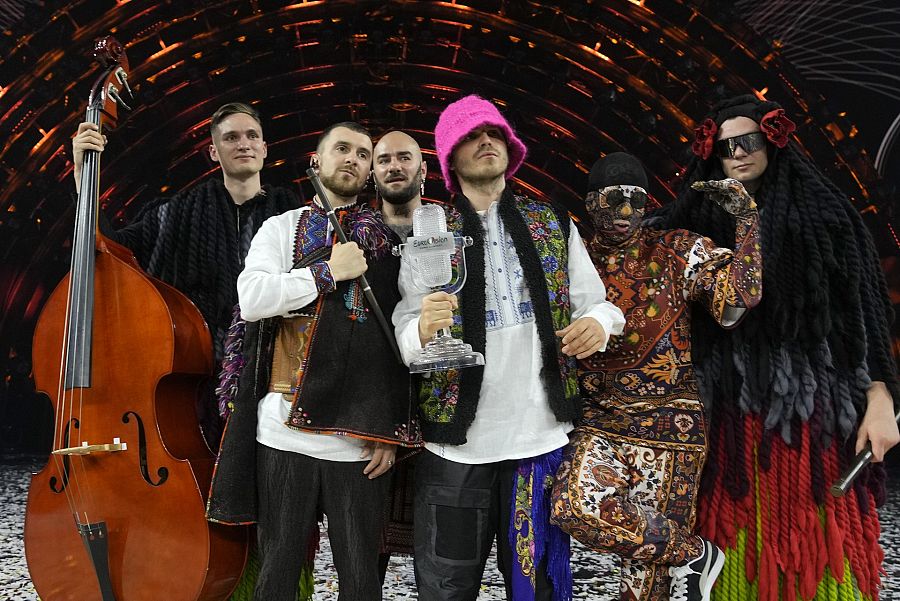 Kalush Orchestra posa con el trofeo de Eurovisión 2022