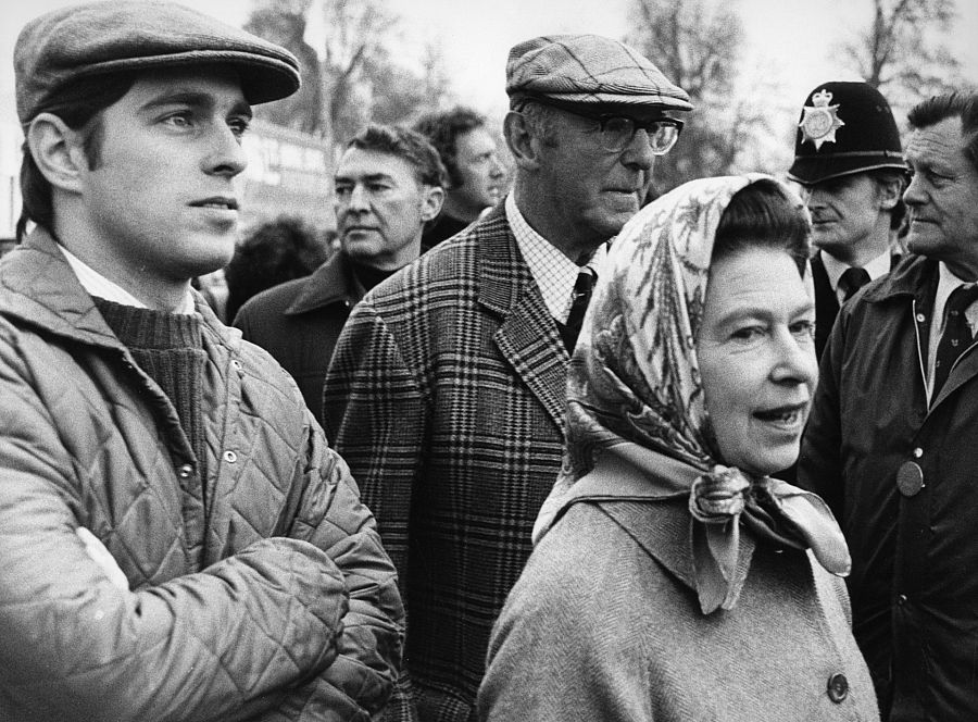 Isabel II junto al príncipe Andrés