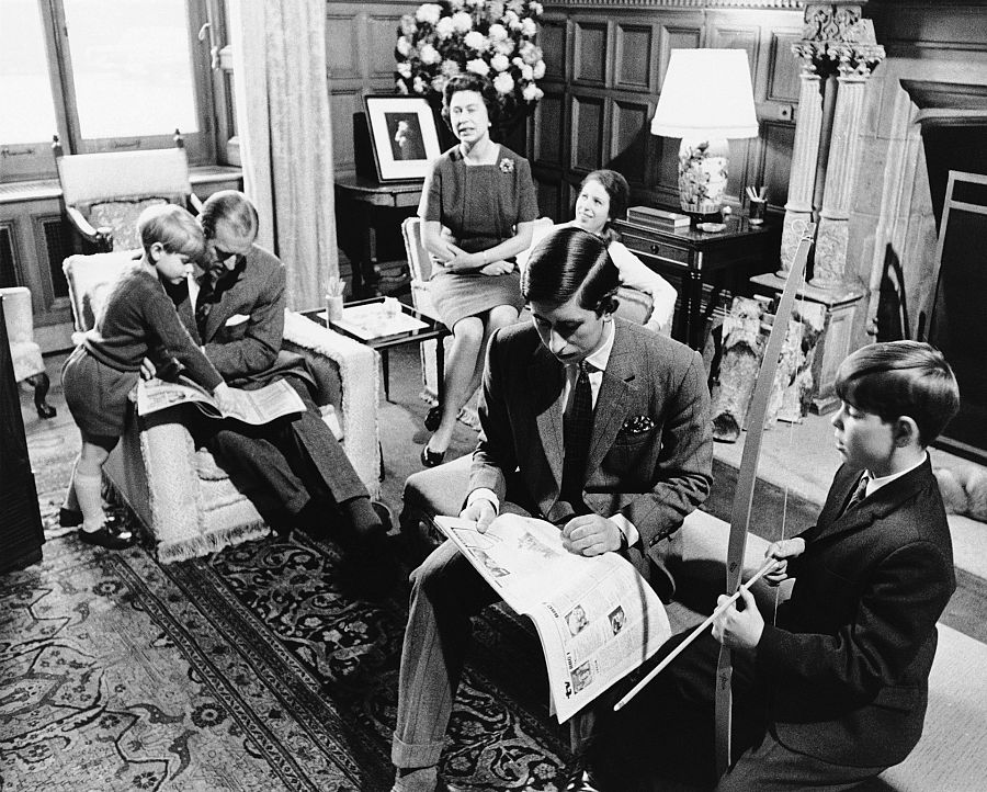 Una foto de archivo inédita de una de las series tomadas especialmente para mostrar la vida informal del príncipe Carlos, en 1969
