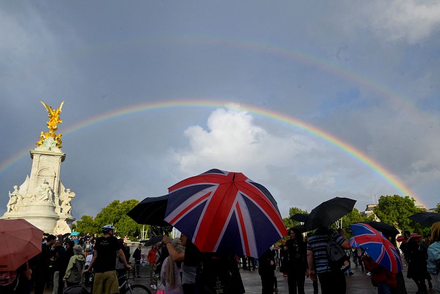 Un arcoíris se forma fuera del Palacio de Buckingham al poco tiempo de conocerse la noticia de la muerte de la reina de Inglaterra